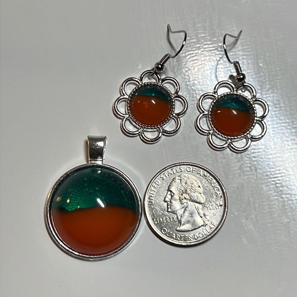 24026 Orange and Green Resin pendent and earrings. - Picture 5 of 7